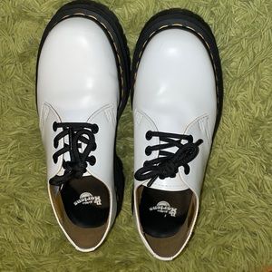 WHITE PLATFORM DOC MARTENS